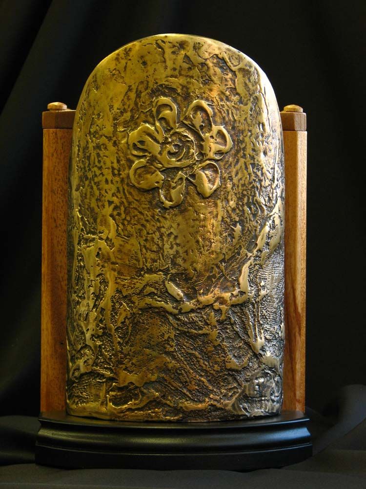 Concept d'urne funéraire: "La Porte des élus", la porte en bronze symbolisant "La Fleur de Vie".